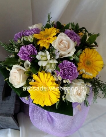 Bouquet assortito di fiori freschi colorati.