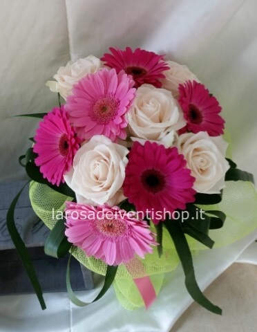 Bouquet sui toni del rosa con gerbere e rose