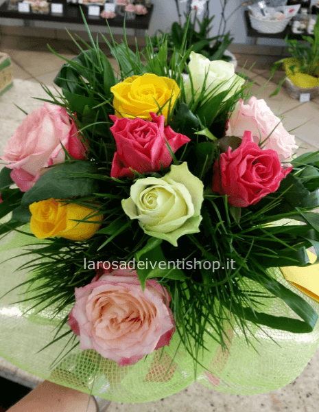 Bouquet di rose colori assortiti.