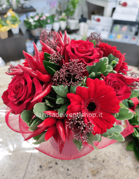 Mazzo di fiori misti tonalità rosse